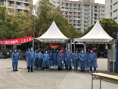 參與教材發放的部分教師與學生誌願者 參與教材發放的部分教師與學生誌願者